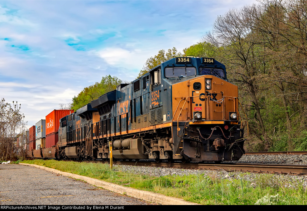 CSX 3354 on I-157